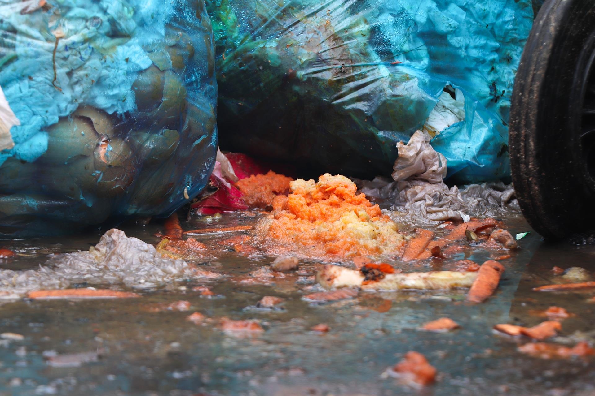 rac chat dong tren quoc lo 1 anh 7