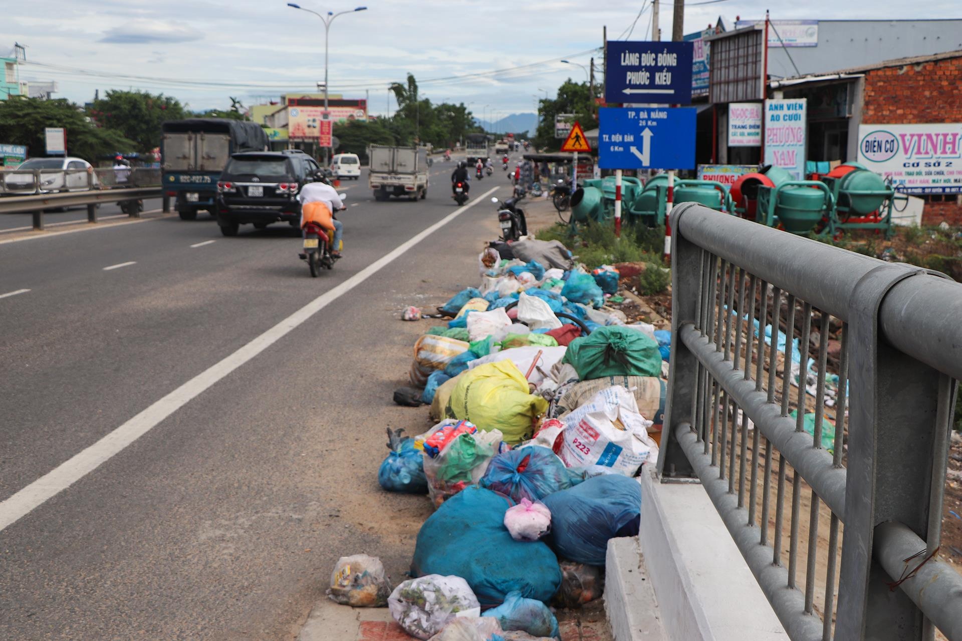 rac chat dong tren quoc lo 1 anh 8