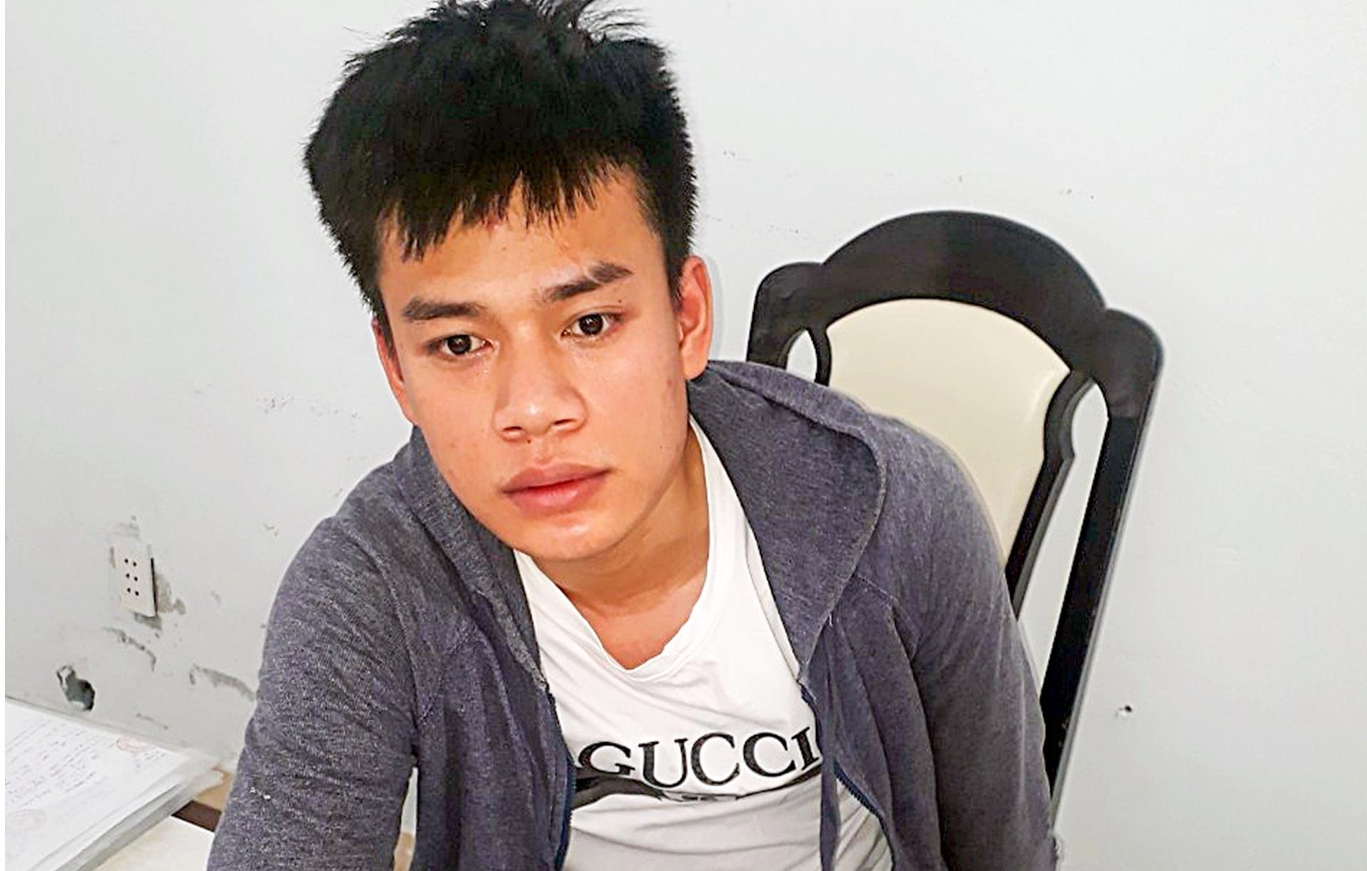 Huong dan vien du lich co 3 tien an di trom oto hinh anh