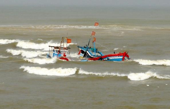 Tau cau muc chim o quan dao Truong Sa, 3 ngu dan mat tich hinh anh