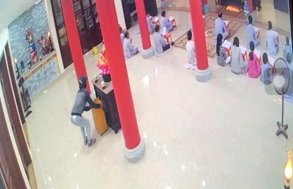 Thùng công đức ảnh 1 Thung cong duc anh 1