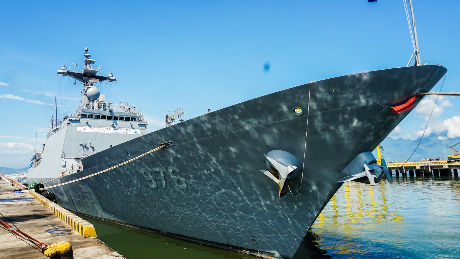 Hai tau hai quan Han Quoc cap cang Da Nang hinh anh