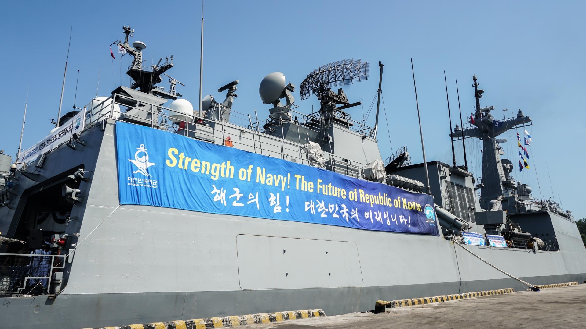 Tau khu truc Han Quoc cap cang Tien Sa hinh anh