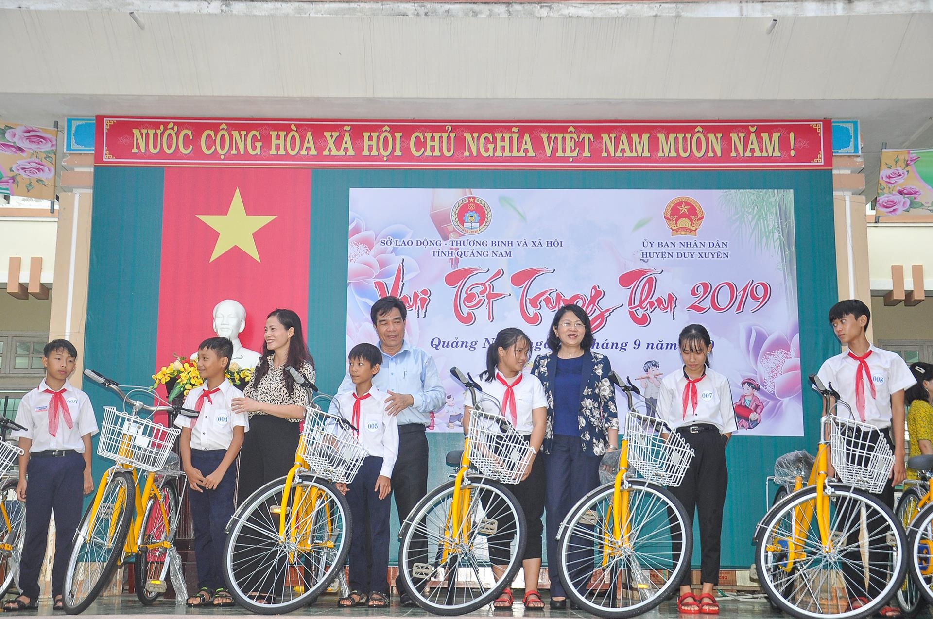 Thu tuong trao qua trung thu anh 2