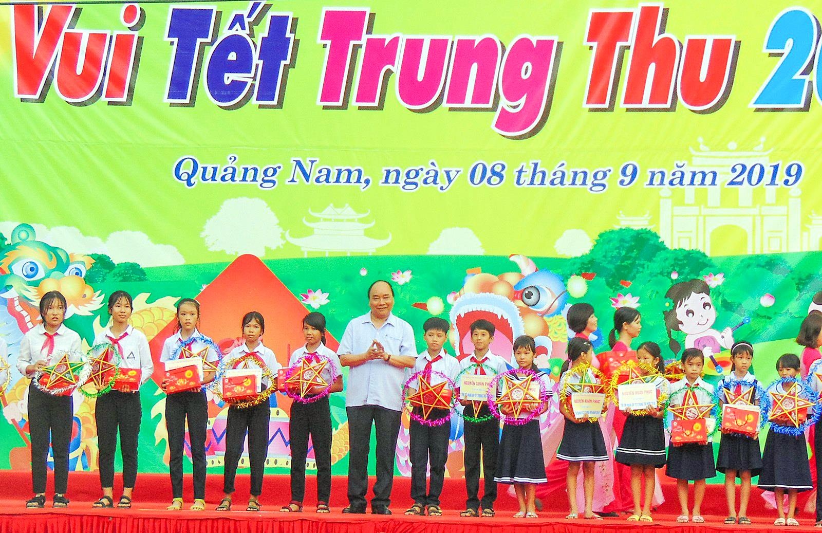 Thu tuong trao qua trung thu anh 1