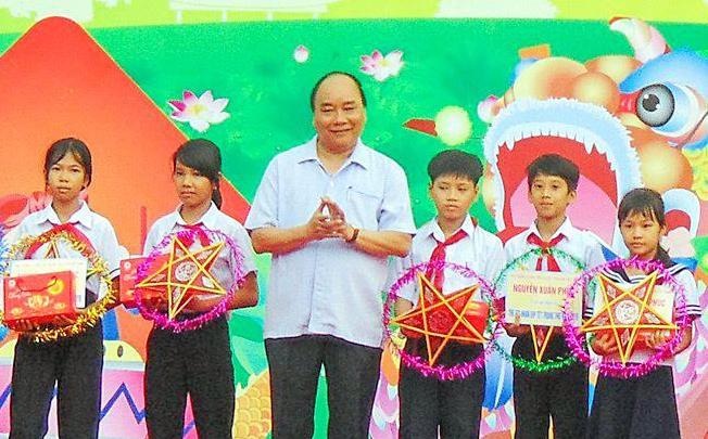 Thu tuong Nguyen Xuan Phuc trao qua Trung thu cho tre em ngheo hinh anh