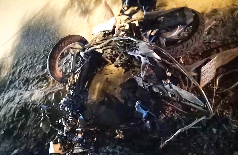 Hai xe may tong nhau trong dem, 2 nguoi tu vong hinh anh