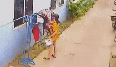 Co gai bi thanh nien di xe may sam so hinh anh