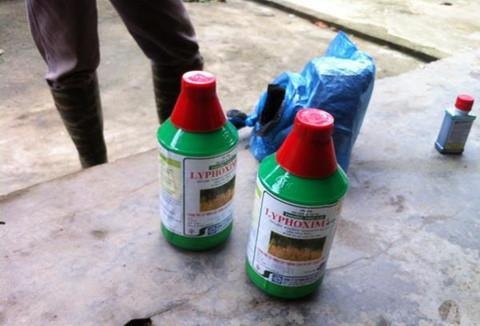 Nguoi dan ong uong thuoc sau tu tu trong nha nghi hinh anh