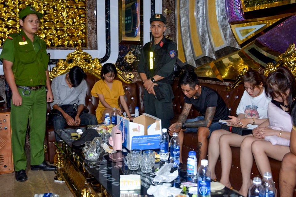 32 thanh nien su dung ma tuy trong quan karaoke Paradise hinh anh
