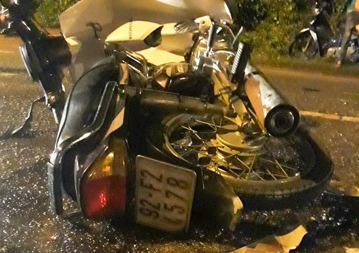 Ong lao tu vong khi 2 xe may tong nhau trong dem hinh anh