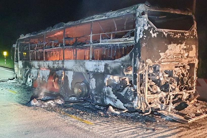 Xe khach giuong nam chay rui tren duong Ho Chi Minh hinh anh