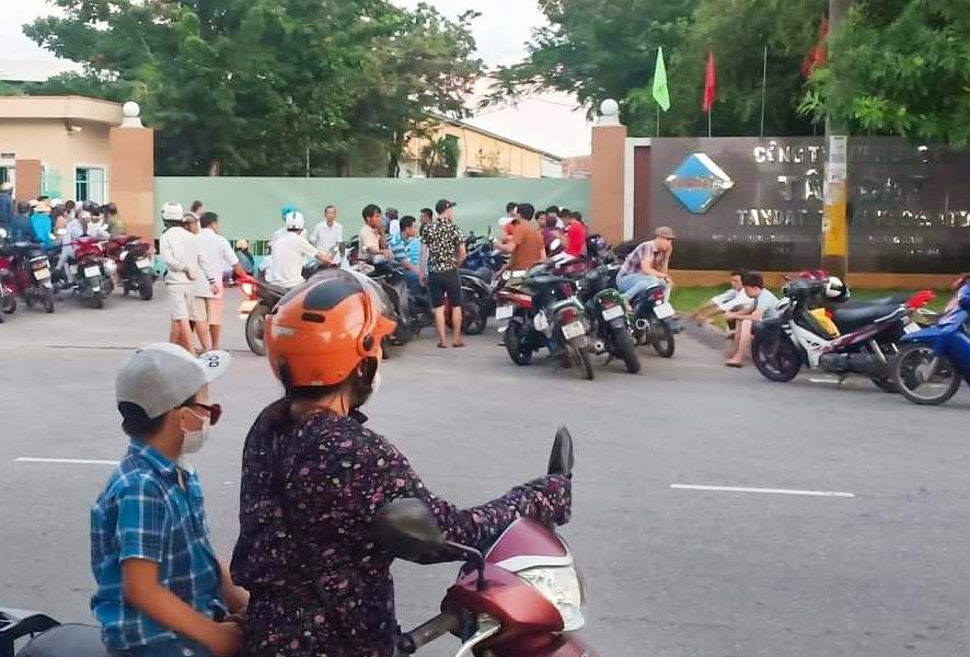 Nam cong nhan dot ngot tu vong, nguoi nha den vay tru so cong ty hinh anh