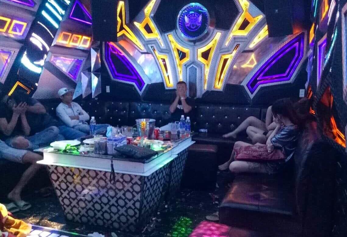 34 thanh nien phe ma tuy trong quan karaoke Luxury hinh anh