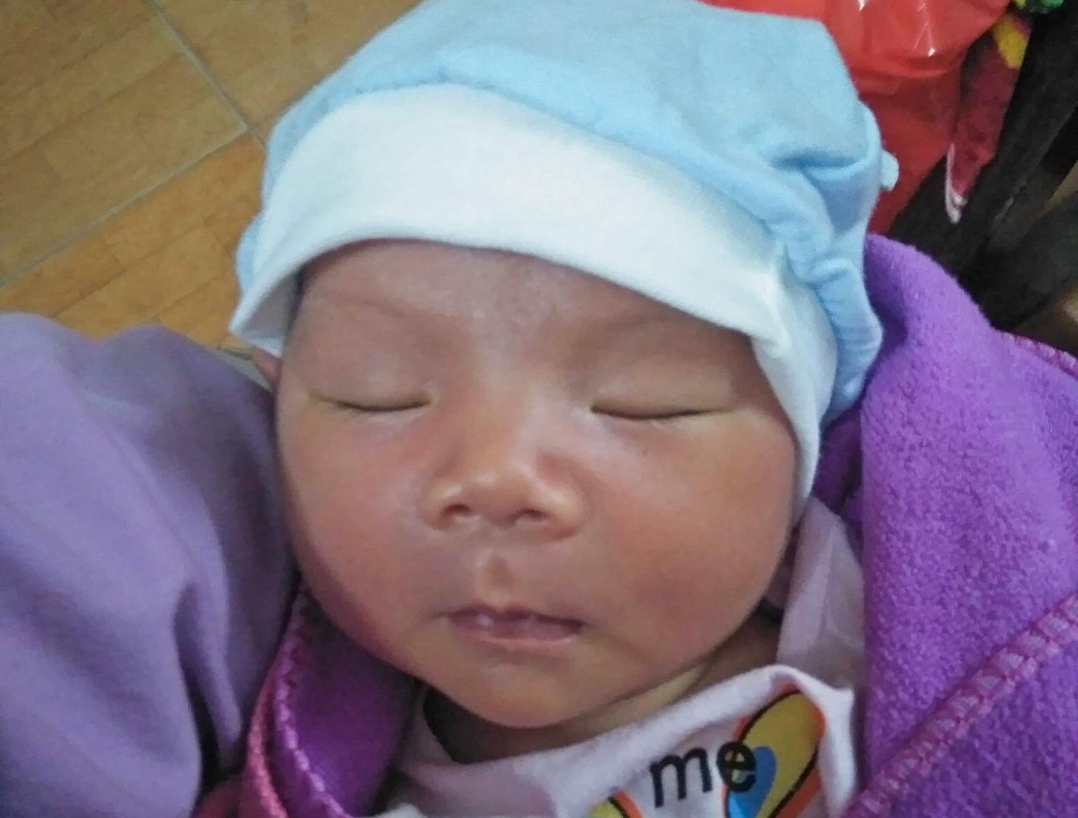 Phat hien be trai so sinh bi bo roi ben ve duong hinh anh