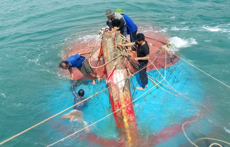 Cuu 12 thuyen vien gap nan o Cu Lao Cham hinh anh