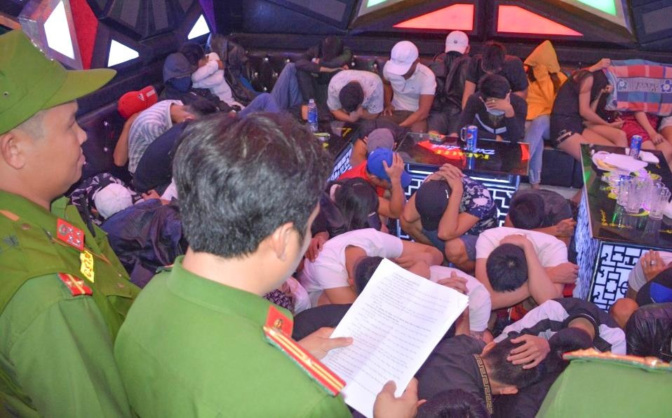 Canh sat dot kich quan karaoke co 68 nguoi phe ma tuy hinh anh