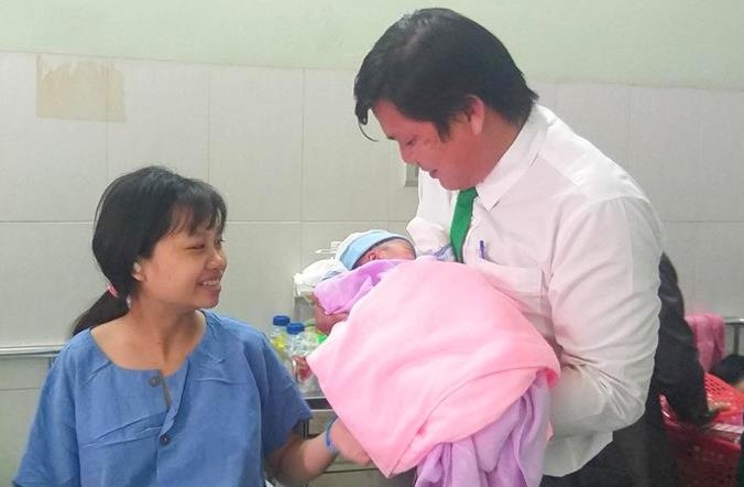 Tai xe giup san phu sinh con tren taxi hinh anh