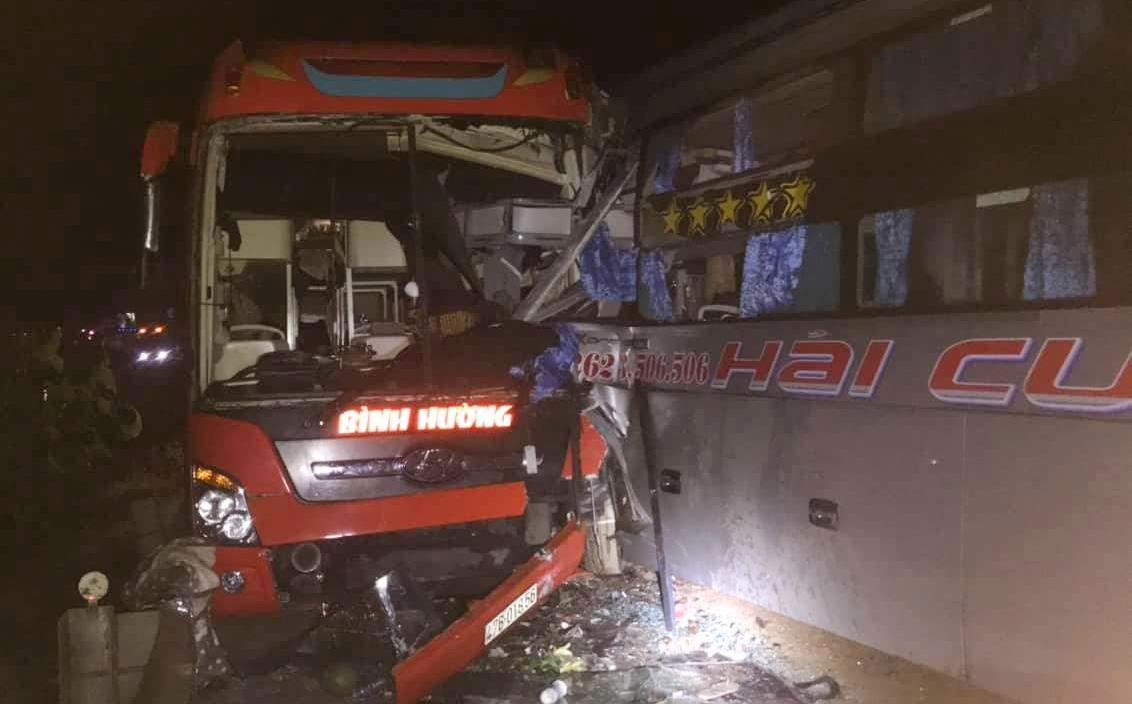 3 xe khach tong lien hoan trong dem mua hinh anh