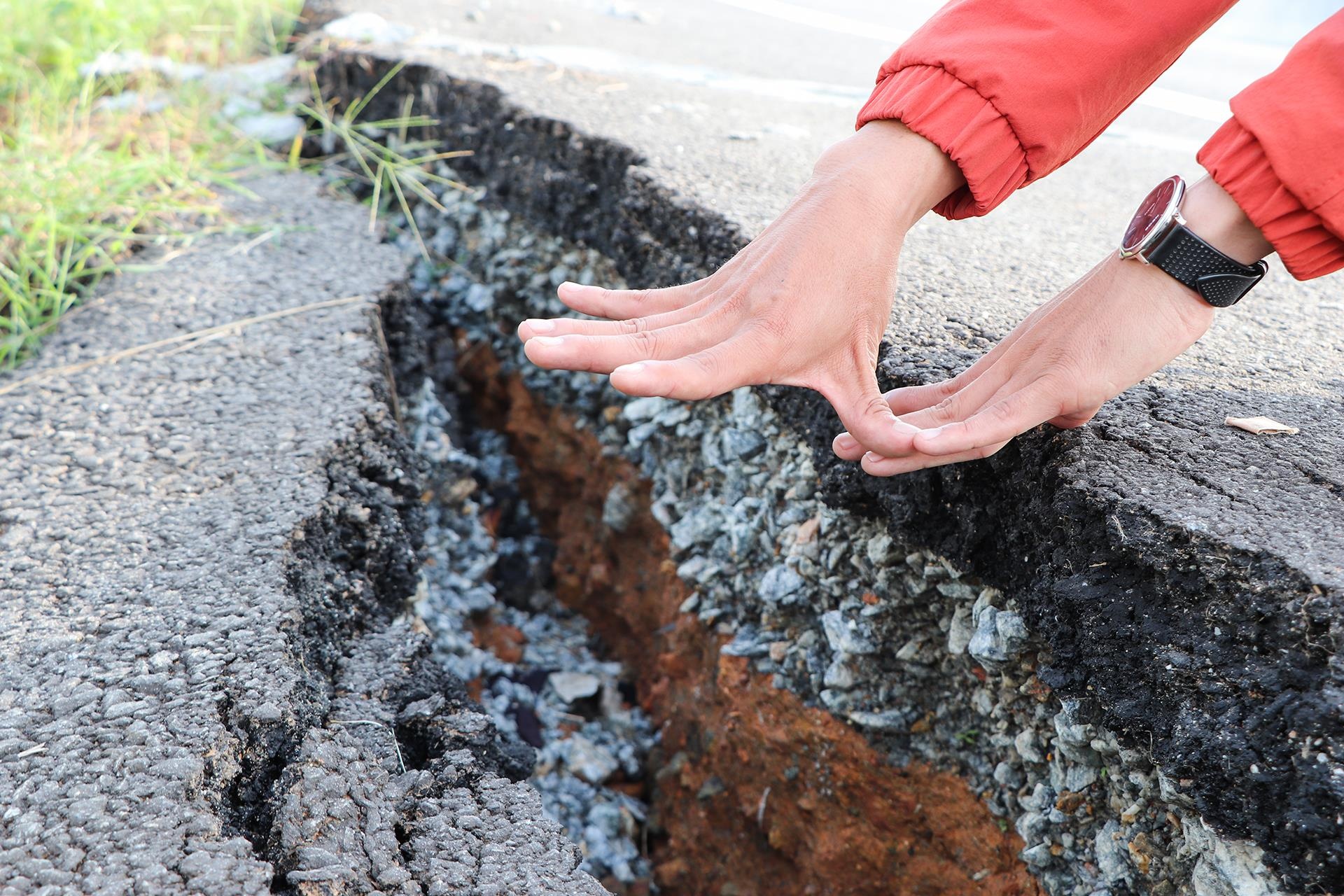 Vet nut dai tren duong dan cau vuot cao toc Da Nang - Quang Ngai hinh anh