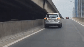 Oto chay lui tren duong dan vanh dai 3 hinh anh