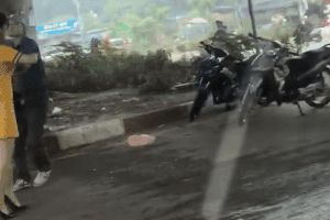 Thanh nien cam dao duoi chem 2 co gai hinh anh