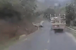 Xe ban tai phanh gap khi vao cua gay tai nan hinh anh