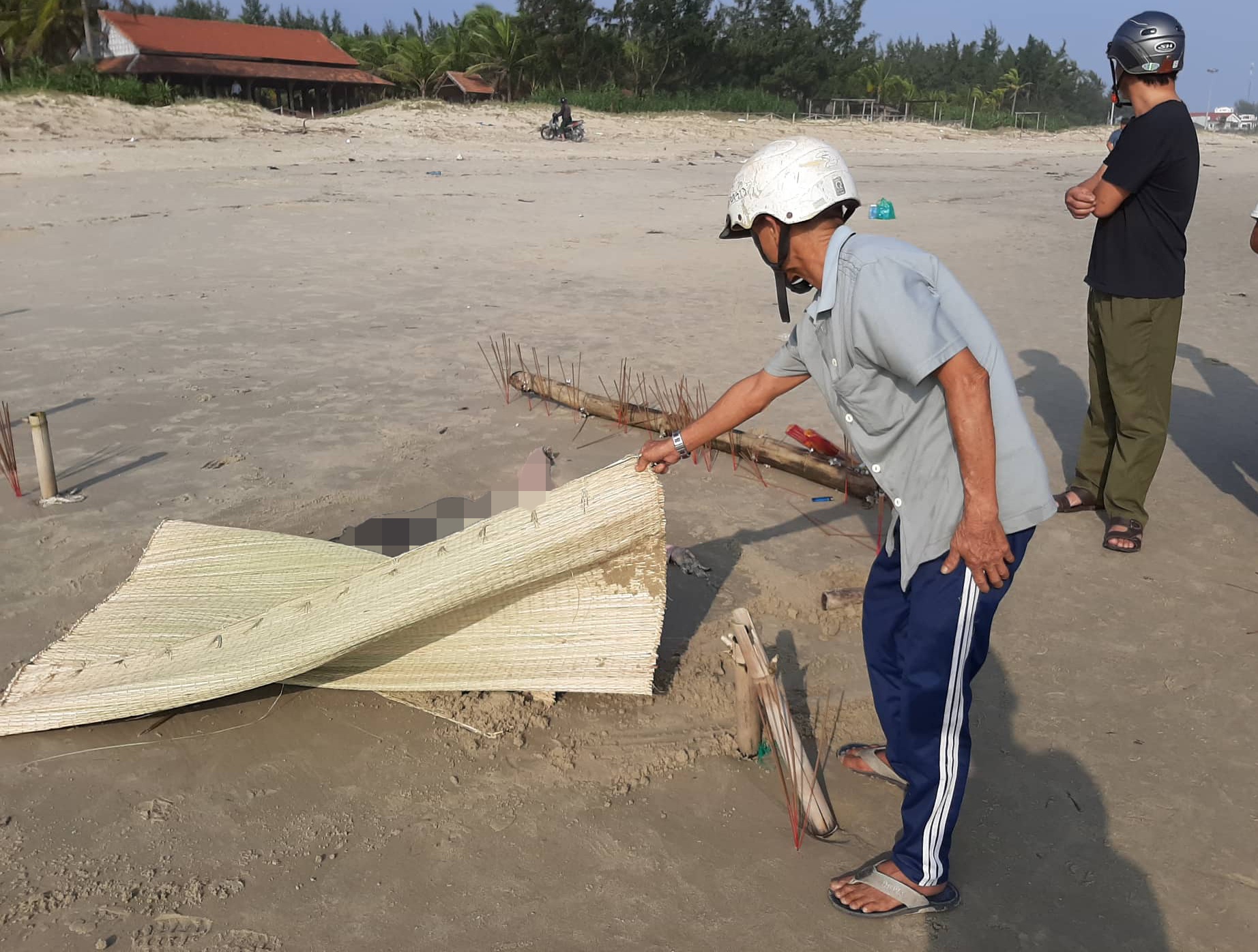 Phat hien thi the phu nu phan huy tren bo bien hinh anh