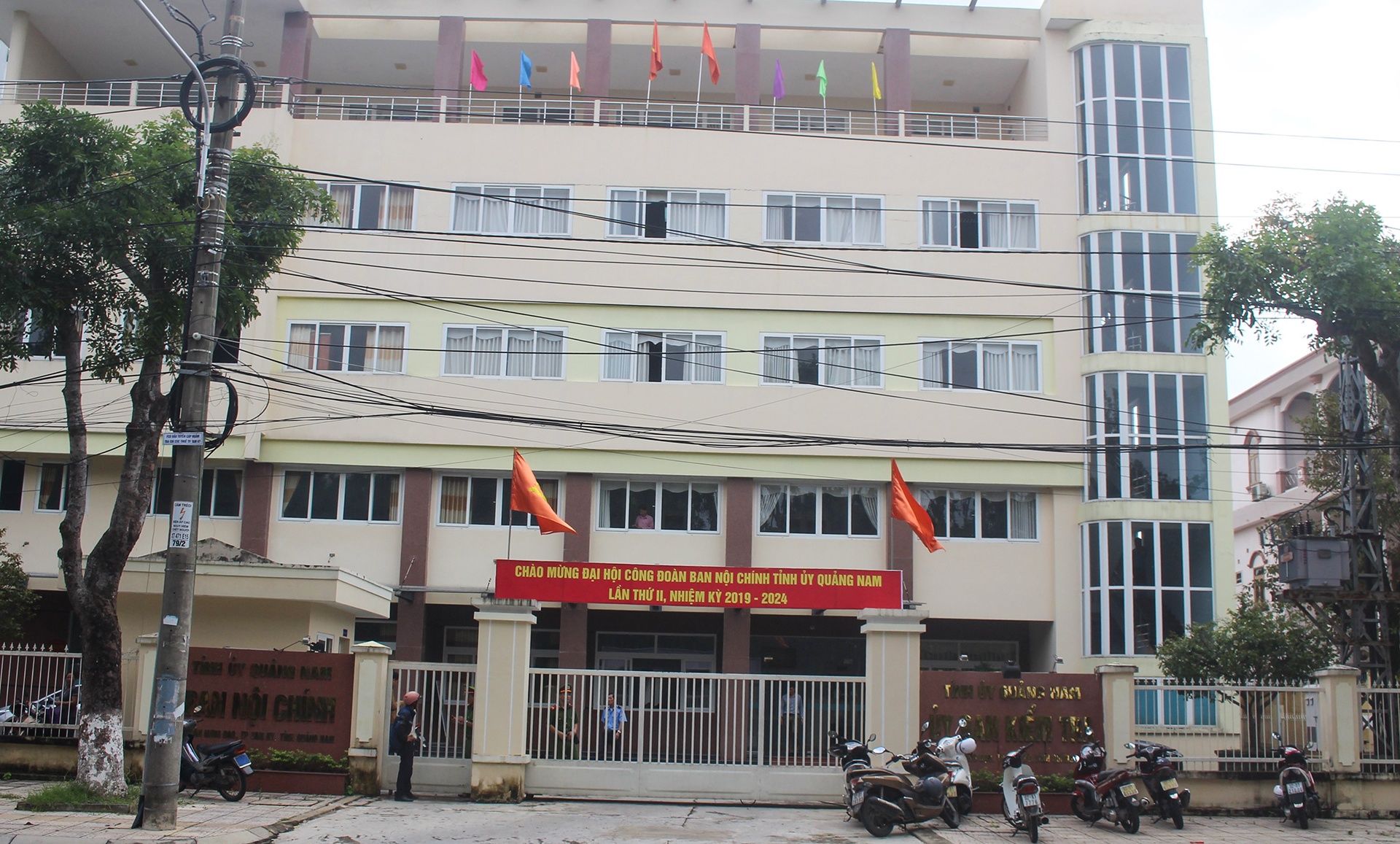 Pho phong cua Uy ban Kiem tra Tinh uy Quang Nam tu vong tai co quan hinh anh