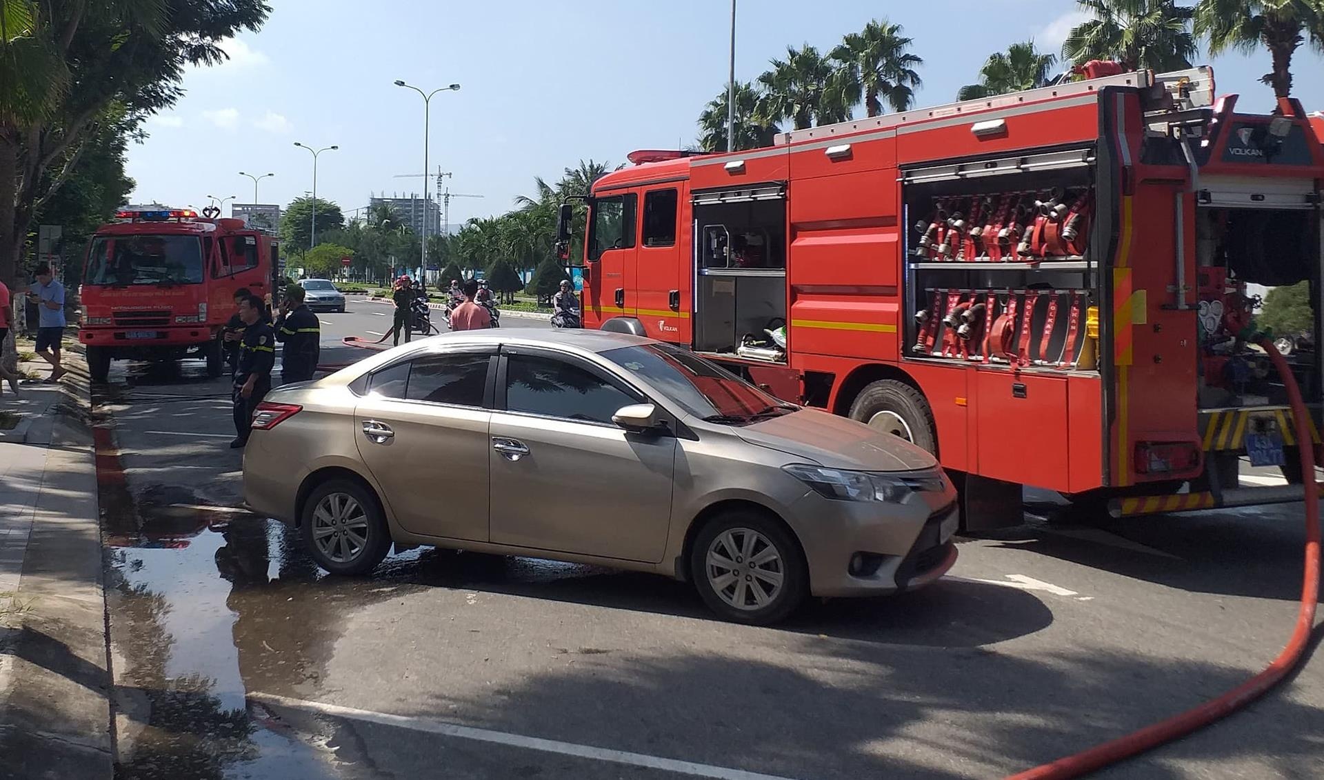 Chay biet thu chua nhieu xe sang hinh anh