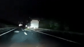 Tranh bao tai giua cao toc, oto tong duoi xe tai hinh anh