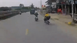 Nguoi dan ong thoat chet khi nga truoc dau xe tai hinh anh