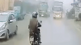 Xe tai vuot oto khach, tong truc dien xe may hinh anh