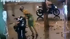 Trom cuom xe may trong vong 10 giay hinh anh