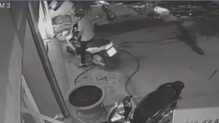 3 phu nu duoi theo ten trom xe tay ga hinh anh