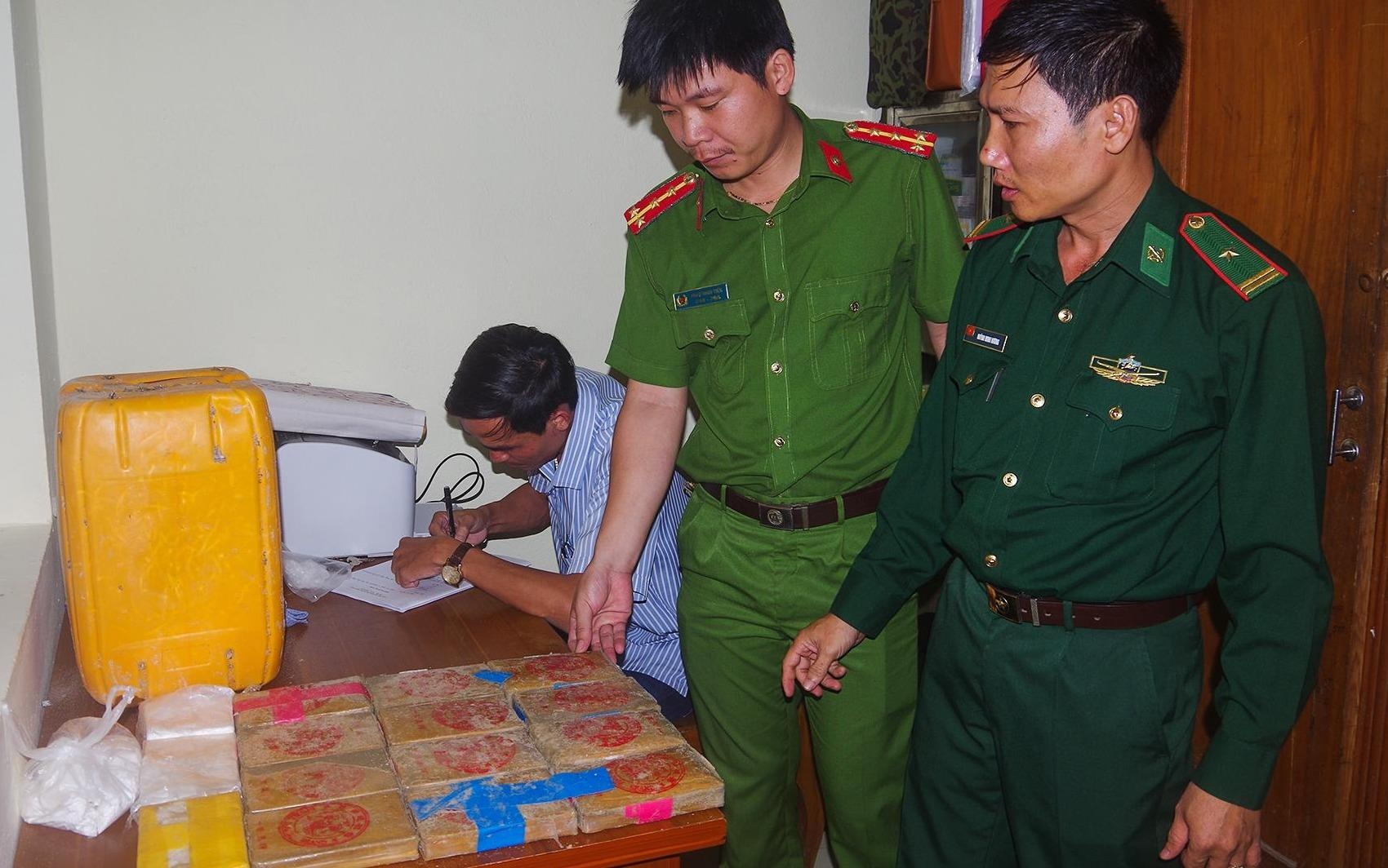 Bo doi Bien phong thu giu hang chuc banh heroin trong can nhua hinh anh