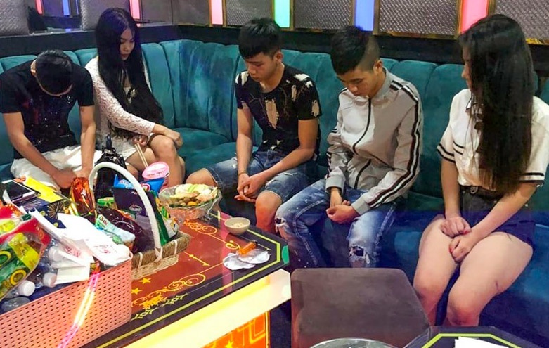 22 nam nu duong tinh ma tuy trong quan karaoke Las Vegas hinh anh