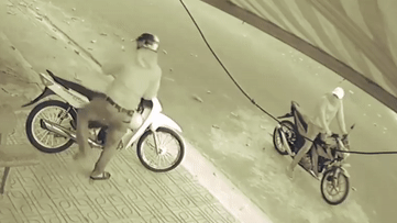 Trom be khoa xe may truoc cua nha hinh anh