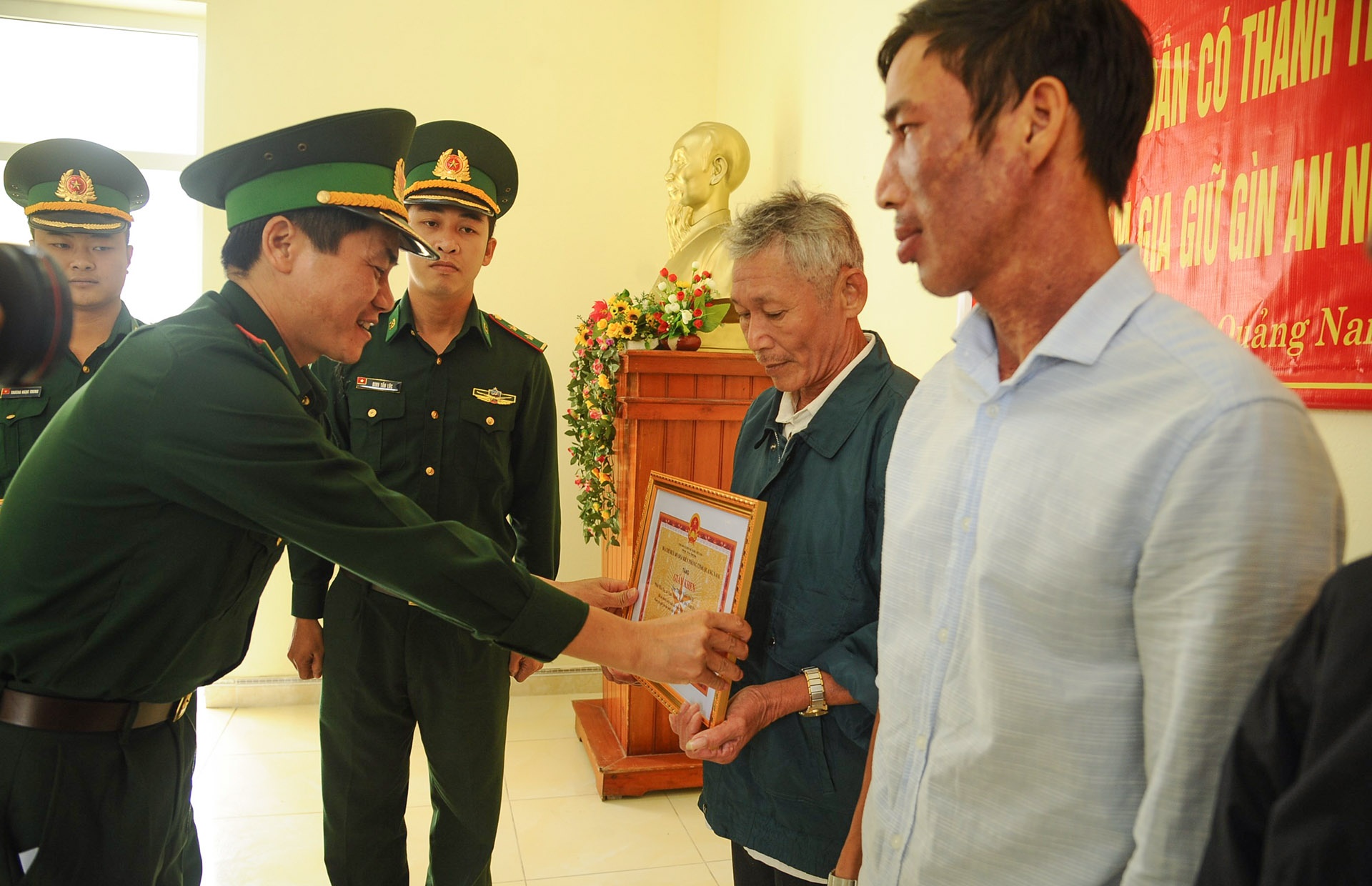 Khen thuong 6 nguoi dan nhat duoc 25 banh heroin troi vao bo bien hinh anh