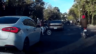 Nu sinh sang duong bi thanh nien vuot au dam hinh anh