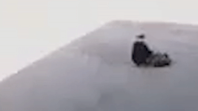 Nguoi ban hang rong thoat chet duoi gam taxi hinh anh