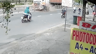 Xe container no lop lao thang vao nha dan hinh anh