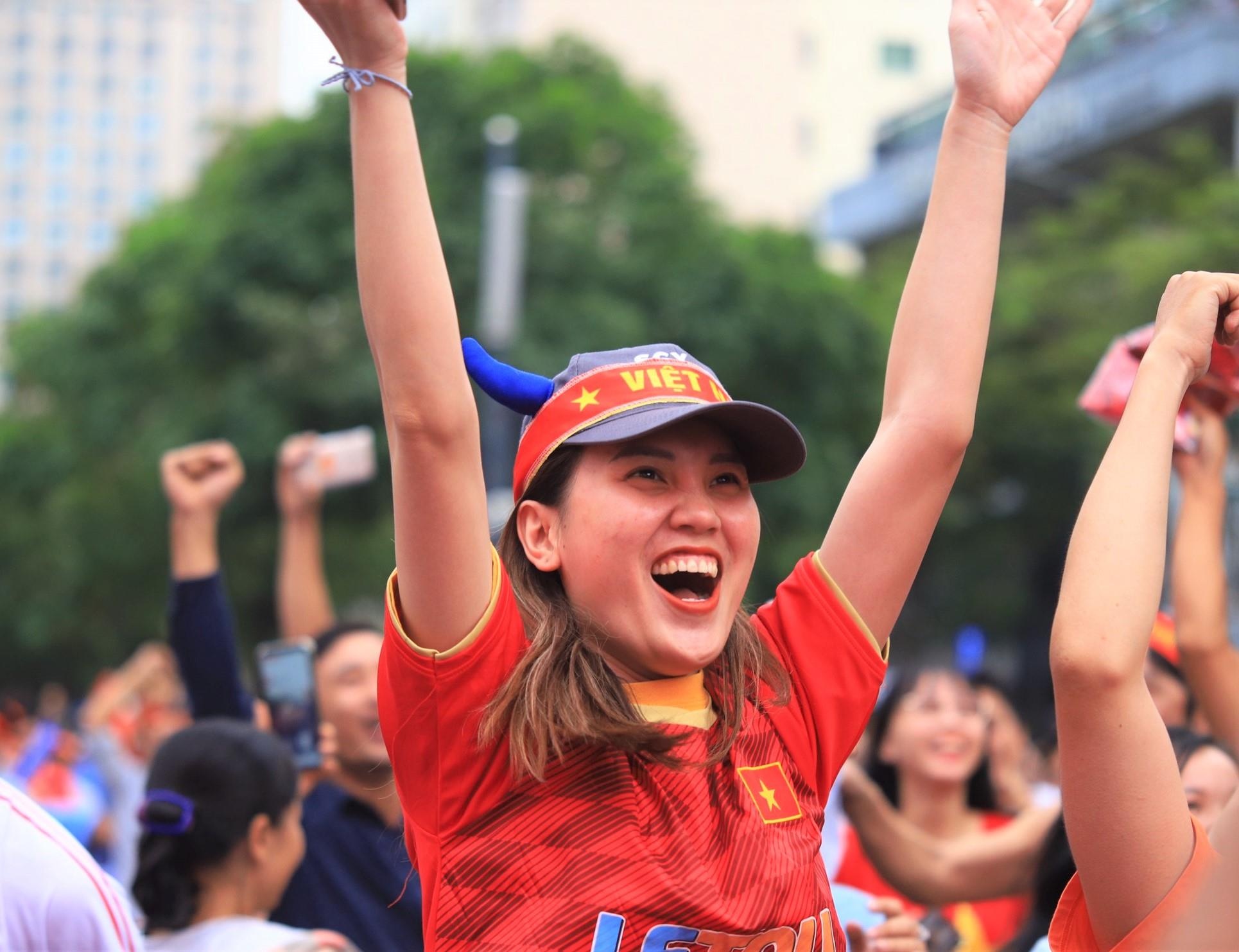 Co dong vien nhay mua an mung khi U22 Viet Nam loai Thai Lan hinh anh