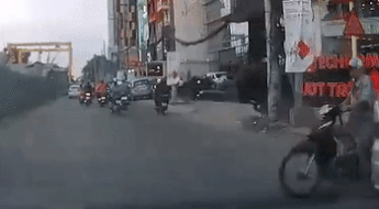 Nguoi dan ong khong doi mu bao hiem, vuot den do bi oto tong hinh anh