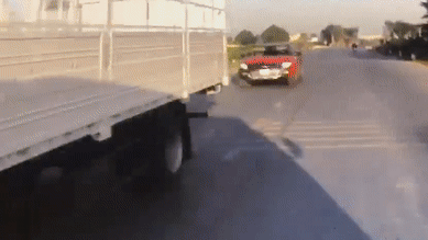 Qua duong khong quan sat, tai xe xe may bi oto hat vang hinh anh