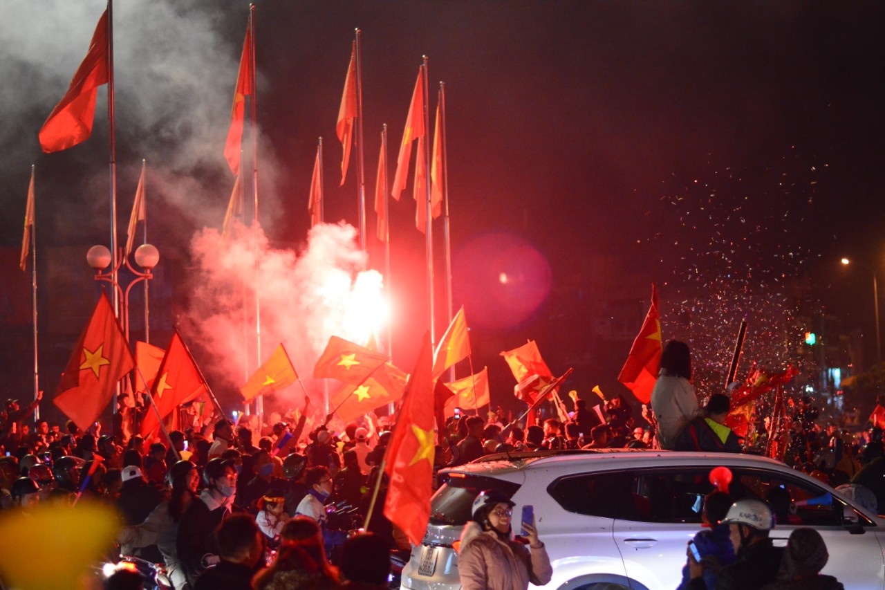 co vu bong da Viet Nam anh 8