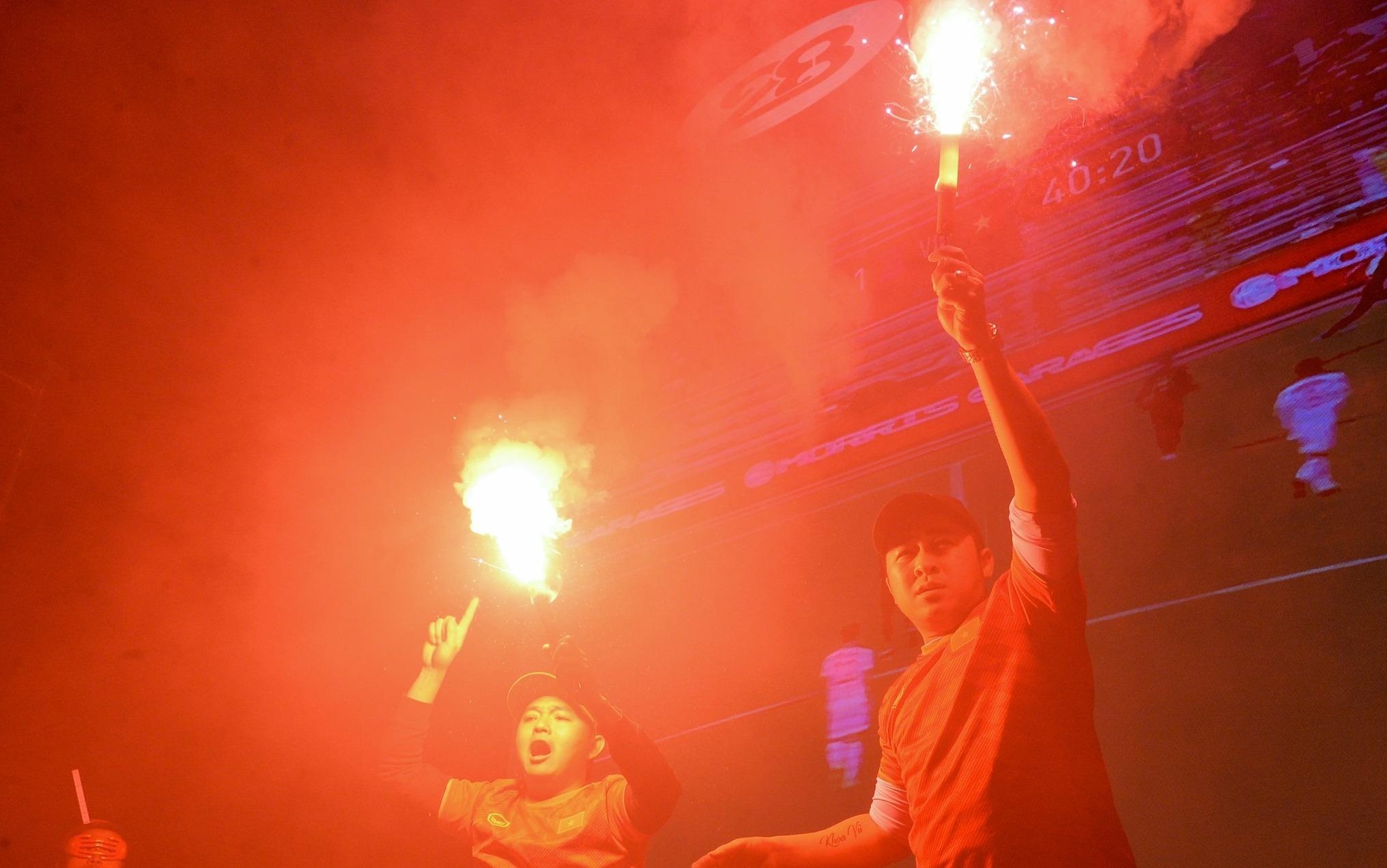 Phao sang dot khap noi khi CDV mung chien thang cua U22 Viet Nam hinh anh