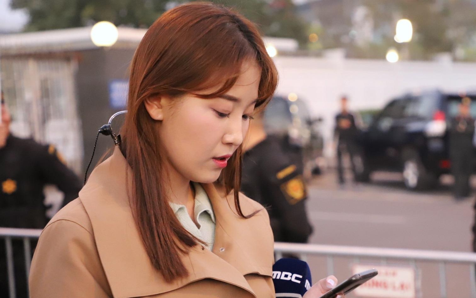 Nu phong vien Han Quoc hut hon co dong vien U22 Viet Nam hinh anh