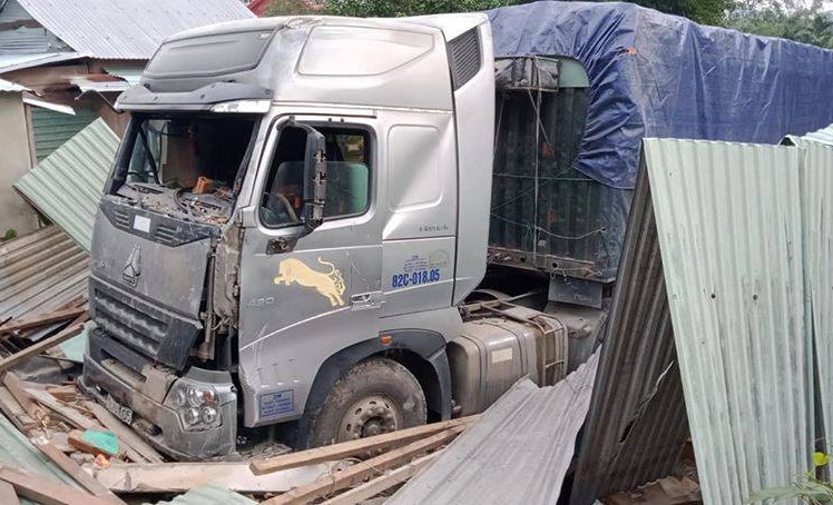 Xe dau keo tong sap nha dan, 3 nguoi thoat chet hinh anh