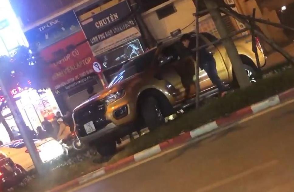 Oto ban tai leo dai phan cach de qua duong hinh anh